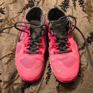 Almost new hot pink nike free run 4